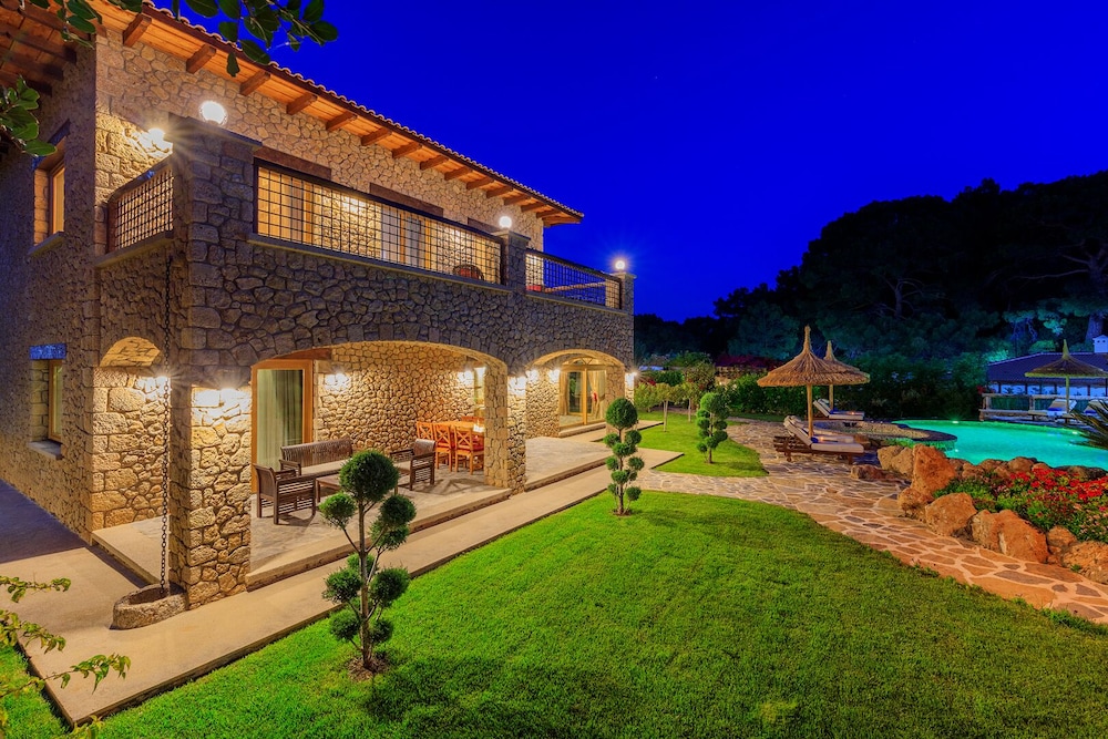 Private Island-Style Ultra Luxury Villa Estate