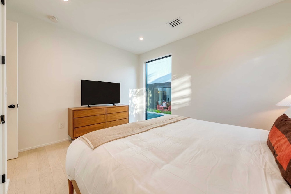 Modern East Austin Home w/ Pool, Near Downtown & Lady Bird Lake Casa 1803 by Avantstay