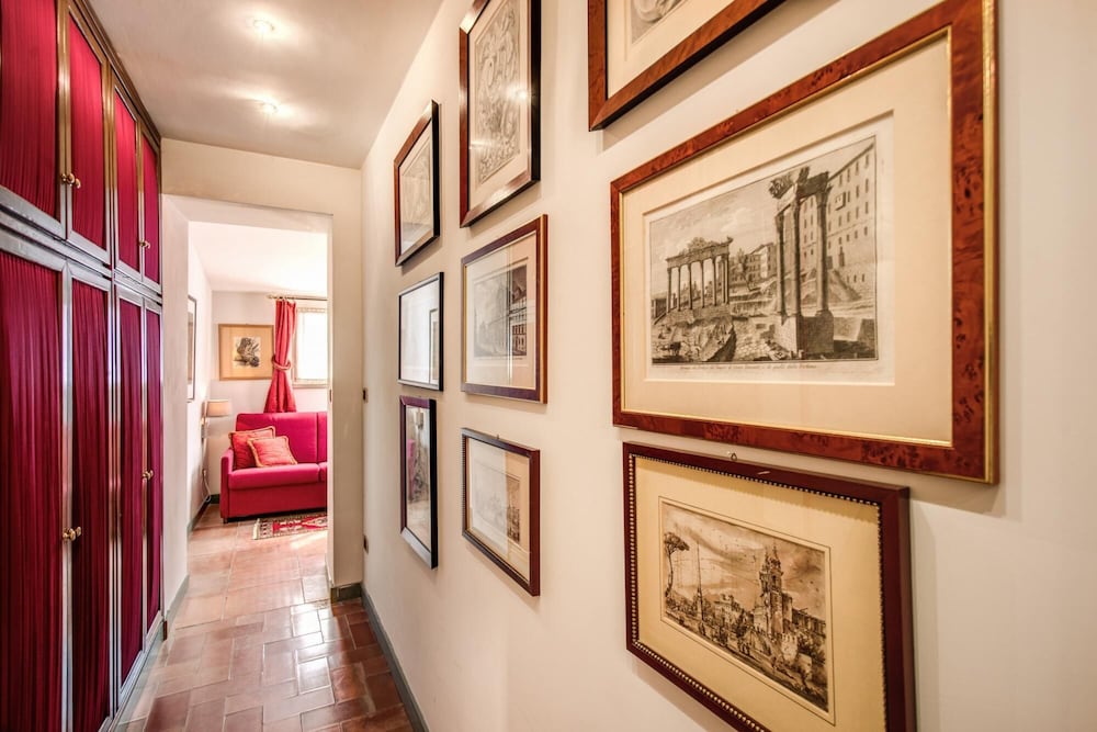 Wonderful Apartment With Balcony in Piazza Margana