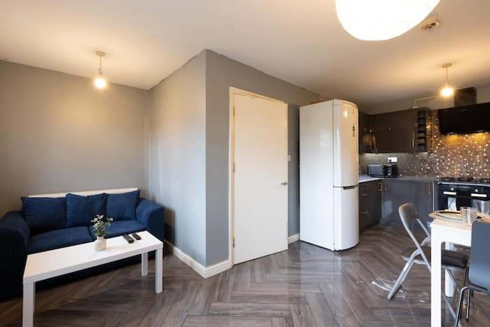 Huge Home,sleeps 12, Private Parking, Pets ok