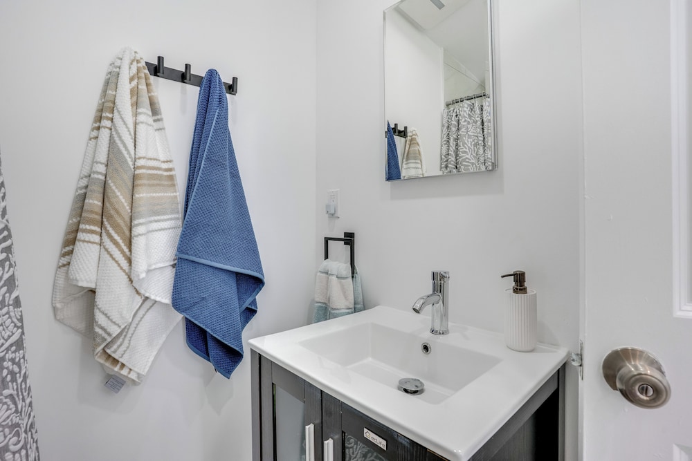 Easy NYC Access: Sleek Hillside Guest House