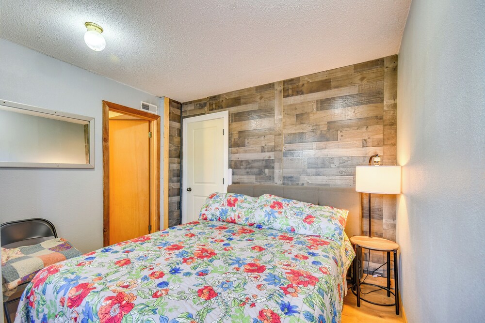 1 Mi to Mark Twain Lake: Cabin w/ Community Pool