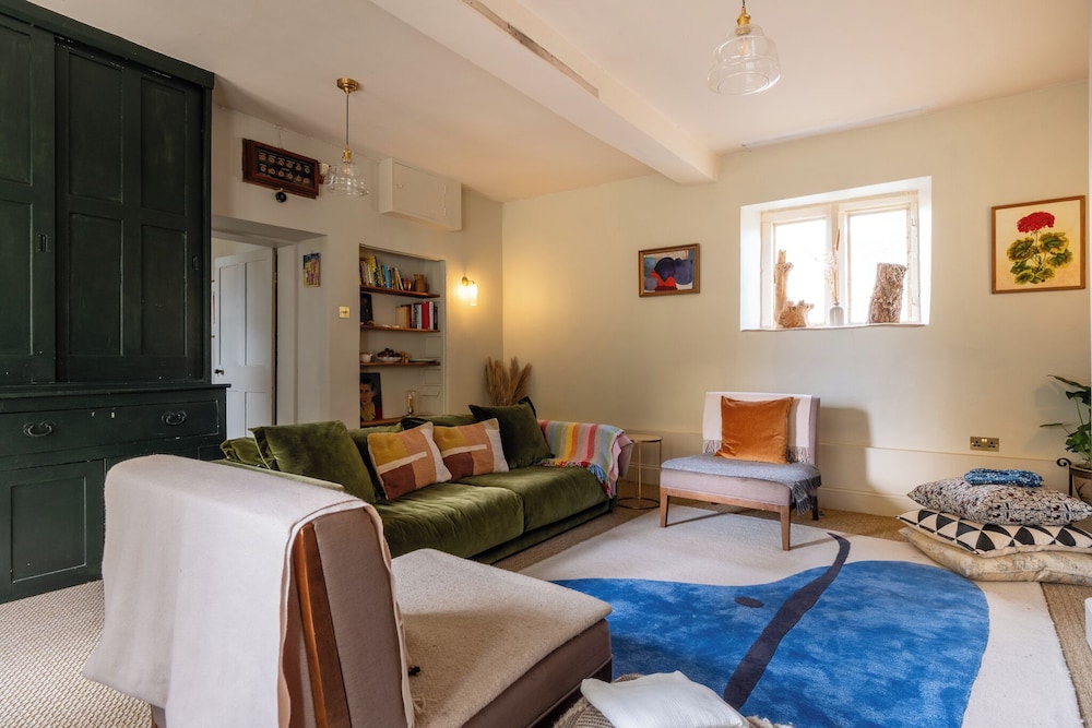 Stunning 8-Bedroom Home in Painswick