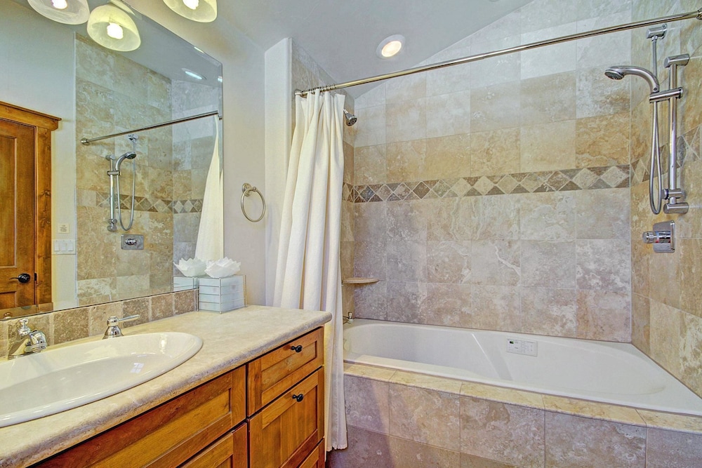 Mountain Ridge  2 Bedroom Townhouse by RedAwning