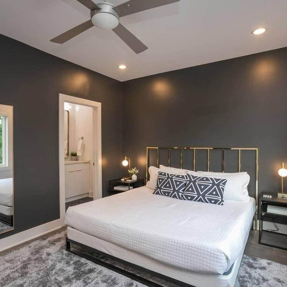 Spacious 4BR Minutes From Broadway- Sleeps 14 view 5