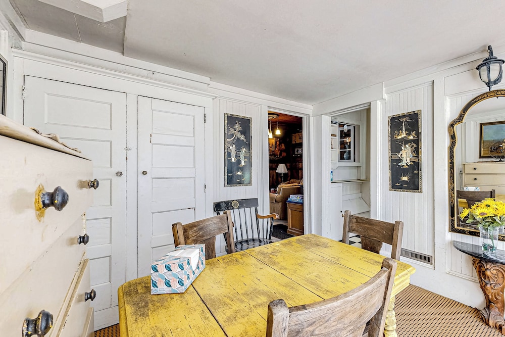 6BR Lakefront Estate w/ Private Piers & Patios