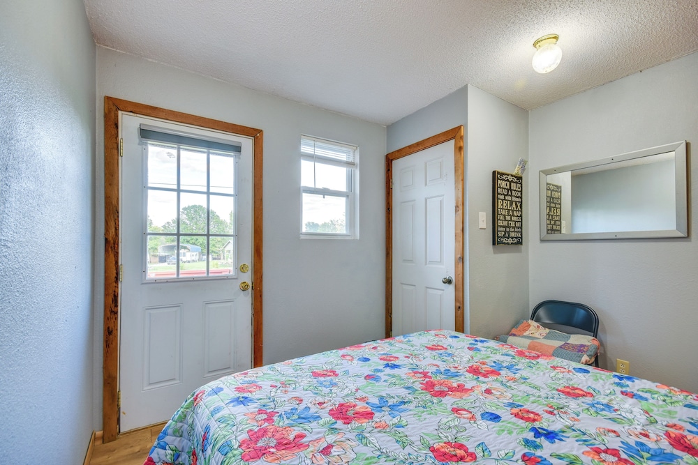 1 Mi to Mark Twain Lake: Cabin w/ Community Pool