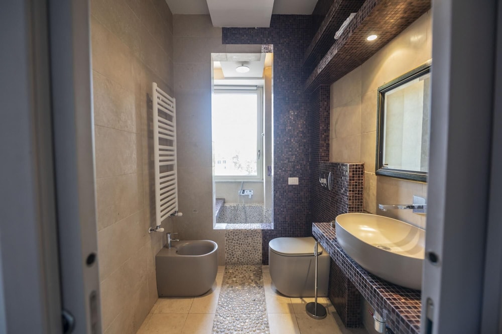 Testaccio Luminous and Large Apartment
