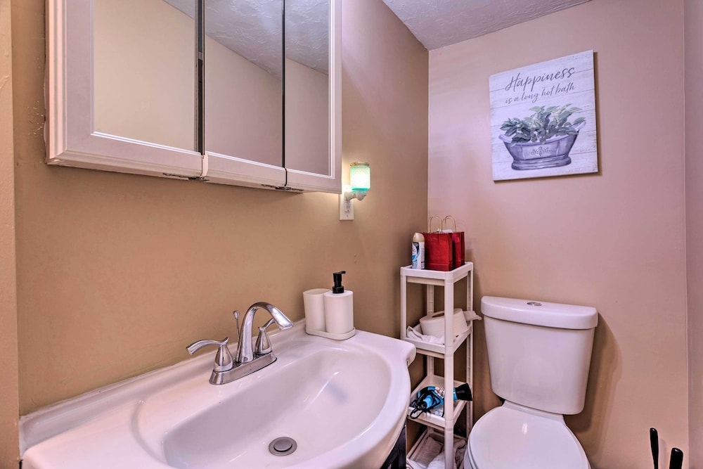 Cozy Third-story Apartment in Dtwn Brockton!