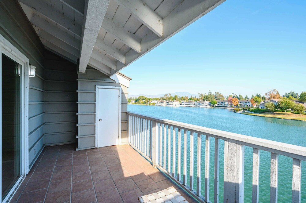 Waterfront Retreat With Stunning Views & Modern Co