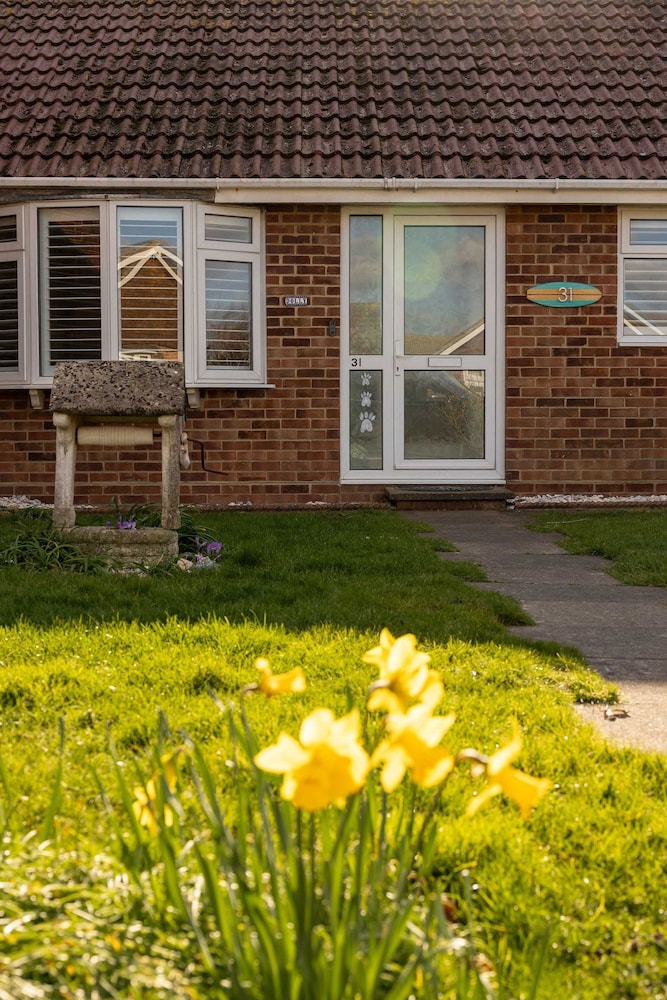 Seaside Retreat - Five Minutes to Beach Village