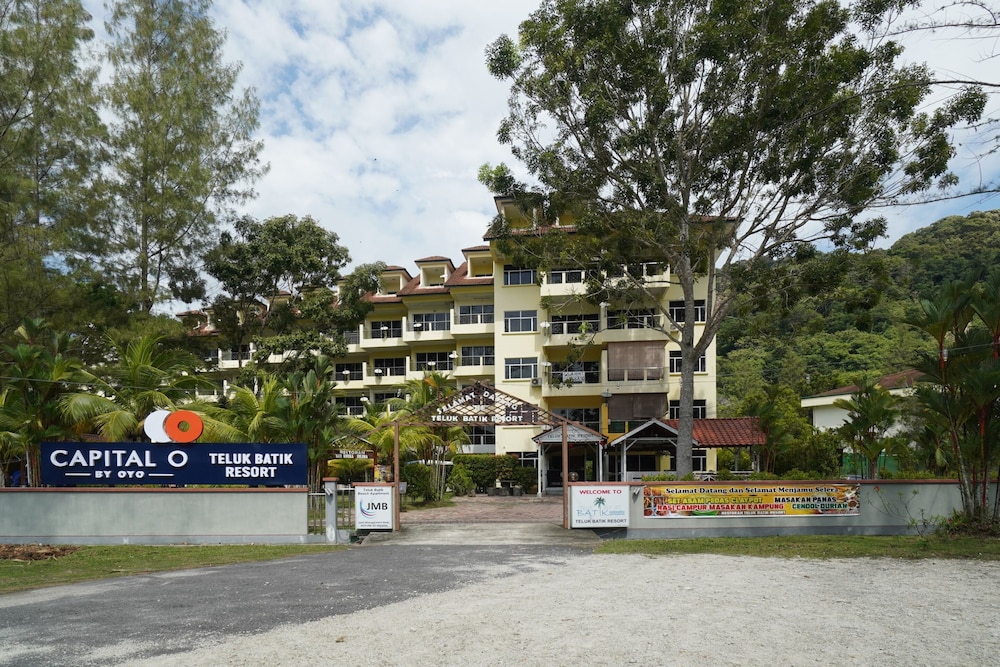 Hotel Capital O 89484 Teluk Batik Resort - Image 1