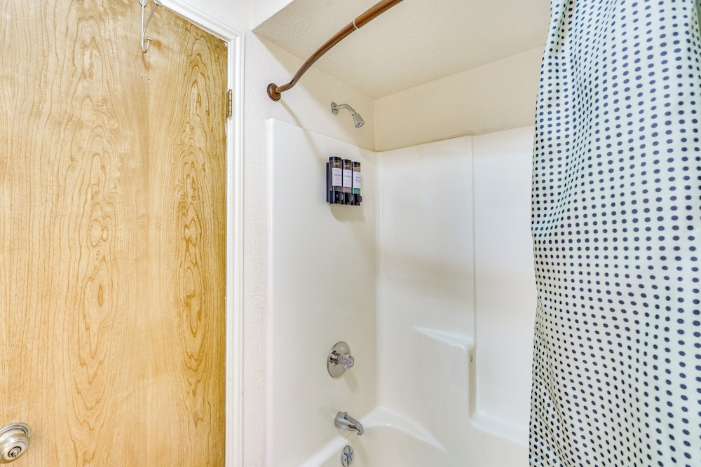 Hike, Bike & Ski: Red River Condo w/ Spa Access