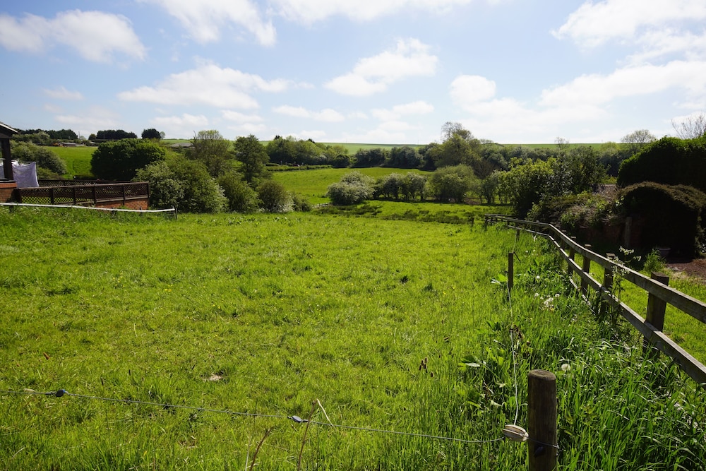 Vale View - Sleeps 6 - Pets Ok - Garden - Parking