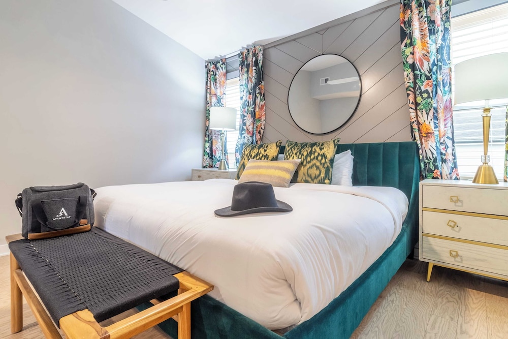 Monty by Avantstay 4bdr 4ba, Balcony w/ Outdoor Seating, 5mins to DT
