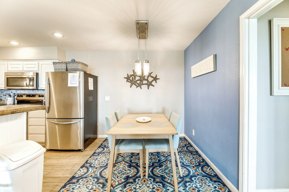 Balcony, Pool & Beach Access: Port Aransas Condo!