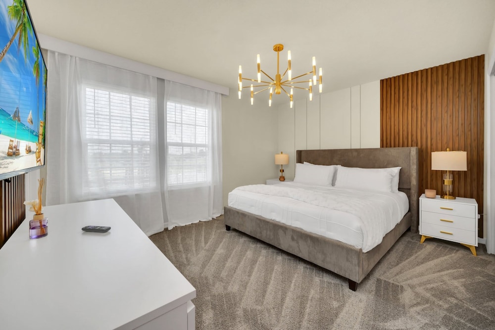 Chic 10br Retreat With Themed Rooms Pool