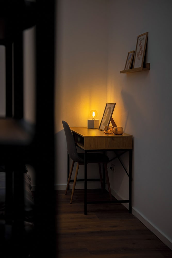 Moderne Stadt Zimmer mit eigenem Bad