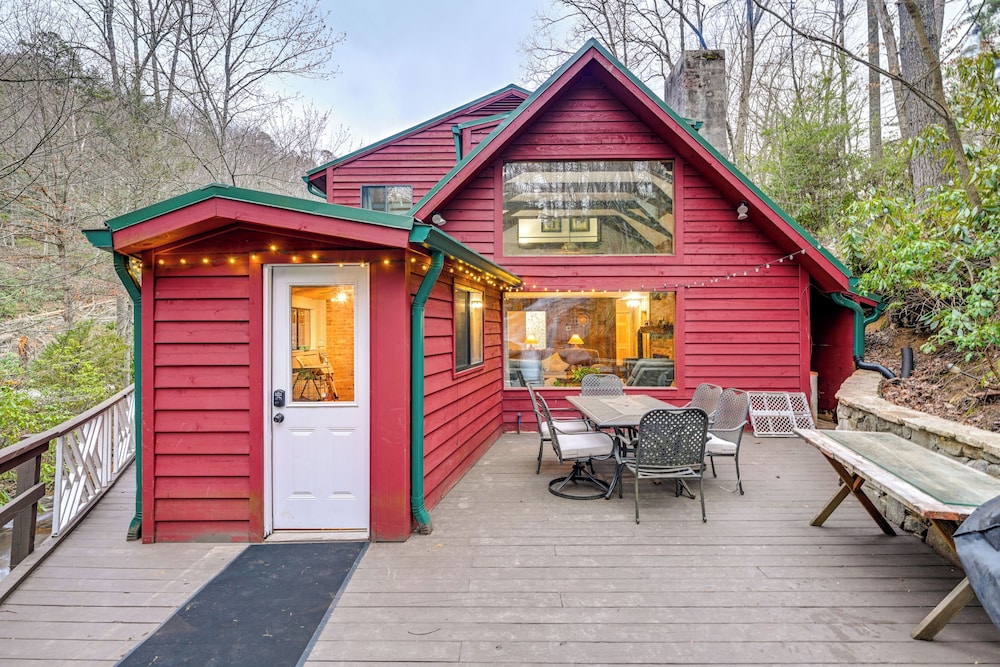 Winter Wonderland Cabin w/ Creek & Game Room