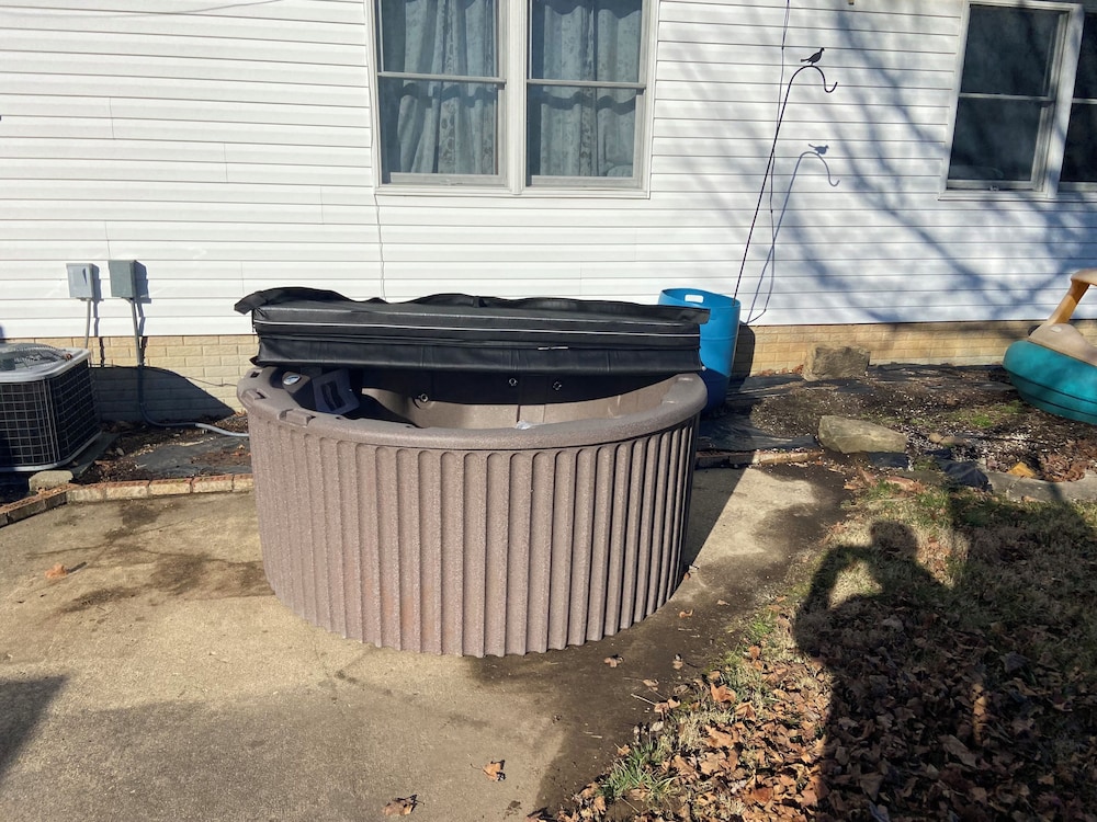 Bloomington Vacations - Large Country Home Pool and hot tub - Property Image 3