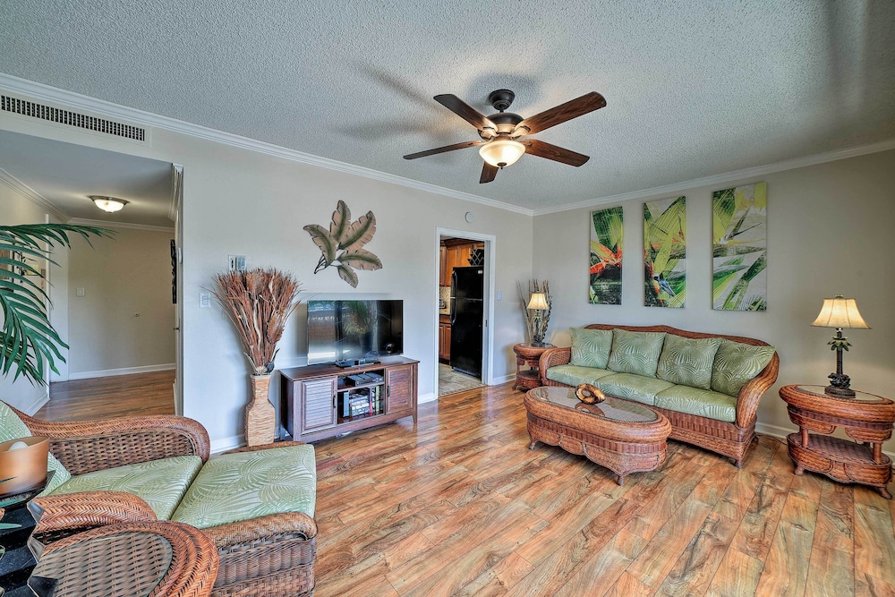Downtown Air Conditioned Condo: Walk to Beaches
