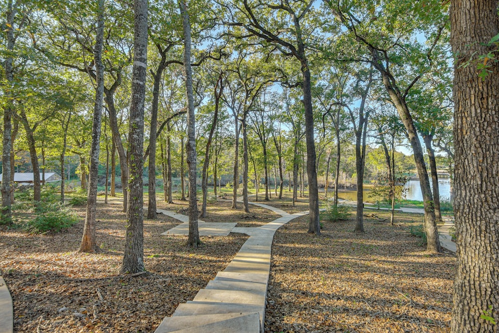 Game Room, Trails! 30-acre Lakefront Streetman Gem