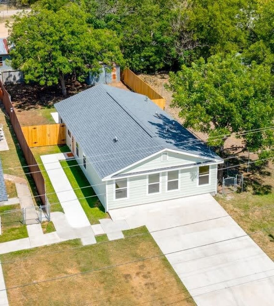 Modern 3 2 two Kings hot tub Fire pit 16min to Wine Trail Nearby Pickleball Courts Pools