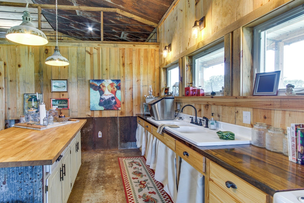 BBQ Ready: Farm-style Kinston Hideaway w/ Pool