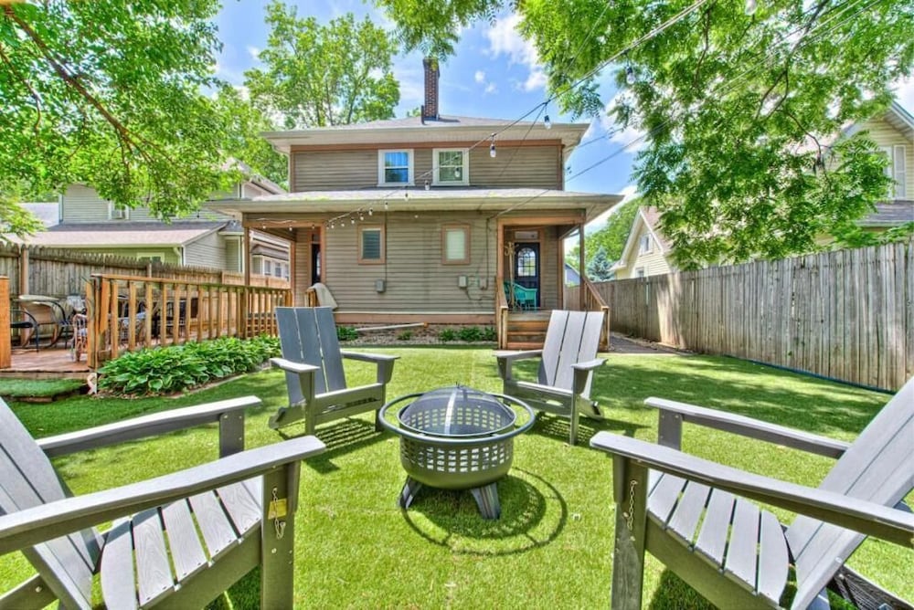 Spacious Duplex for 14 in Downtown