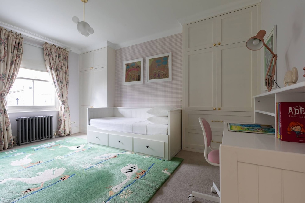 Warwick Gardens II by Onefinestay