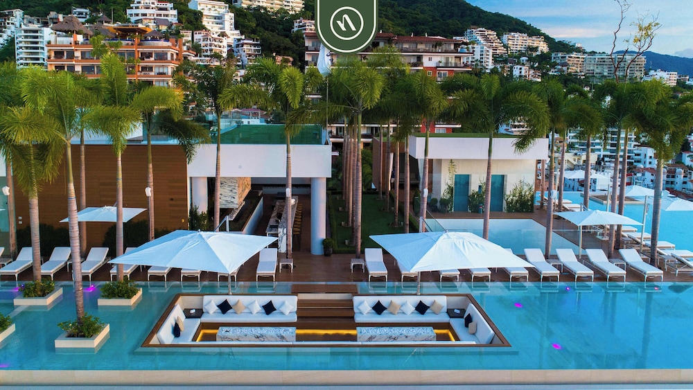 Luxury Corner Unit With Breataking Ocean Views