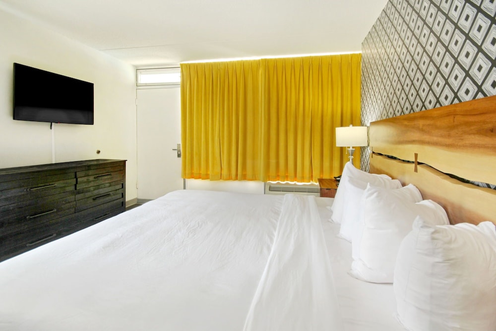Holiday Shores - ADA Standard King Room view 5