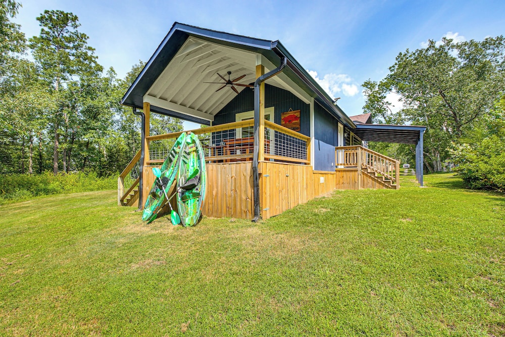 Lake Hamilton Retreat w/ Kayaks & Spacious Yard!