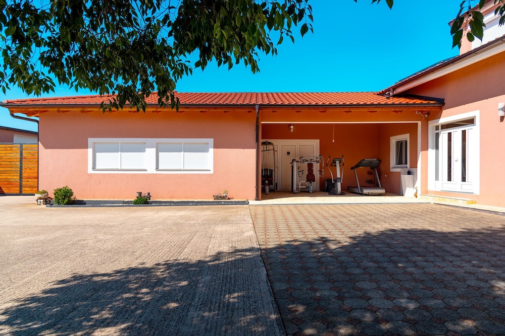 Villa Nika