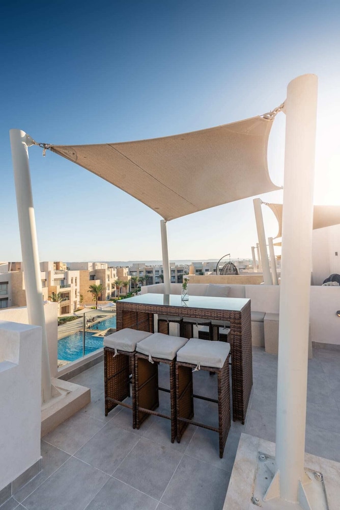 Xuru Stays I Exotic 1bdr w/ Outdoor Terrace Pool & Beach Access