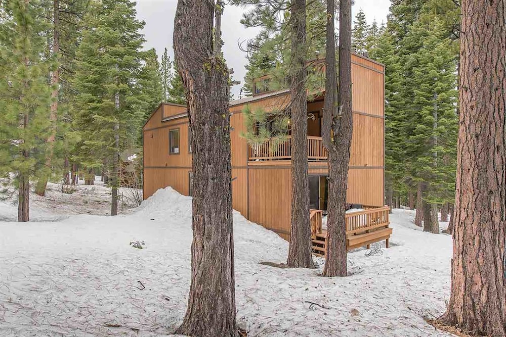 Wolfe by Avantstay 5mins Northstar w Hot Tub Fireplace 2 Private Decks