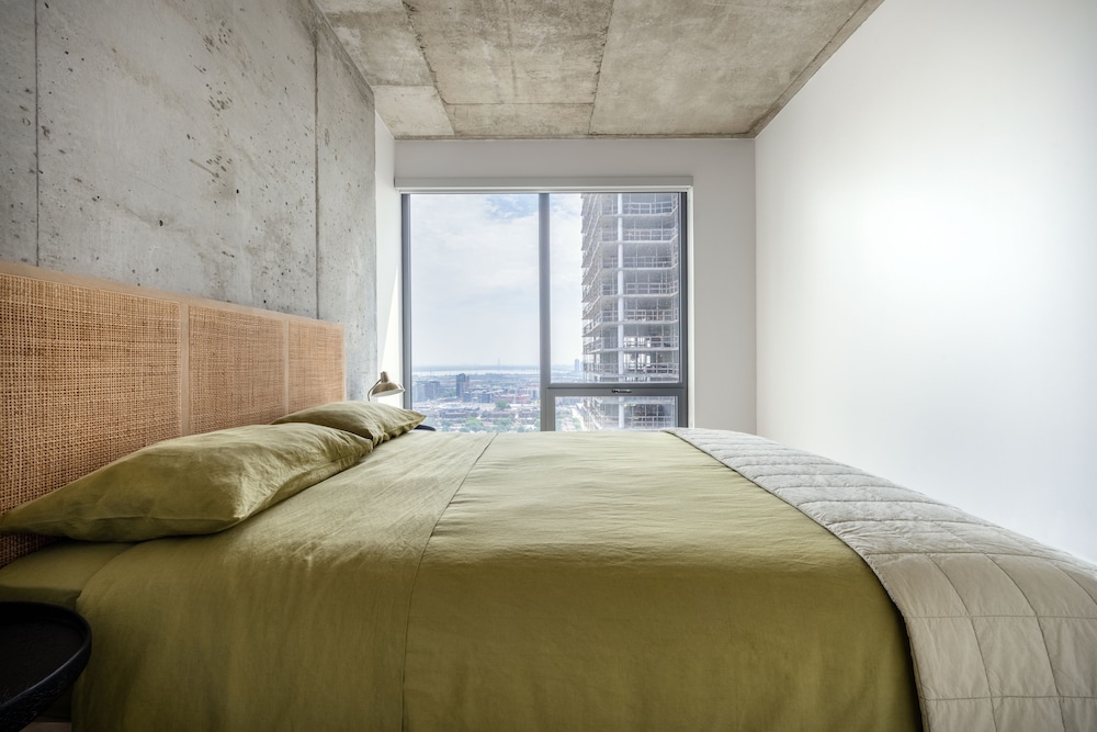 Elegant Studios and Apartments Montreal - Image 2