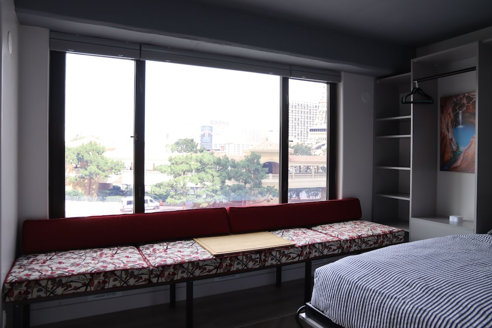 LVStripHouse Condos Sleeps up to 14