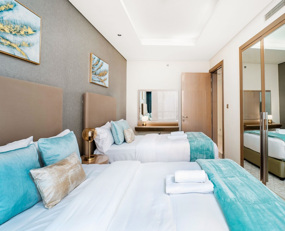 Glamorous 2BR in Damac Paramount Tower