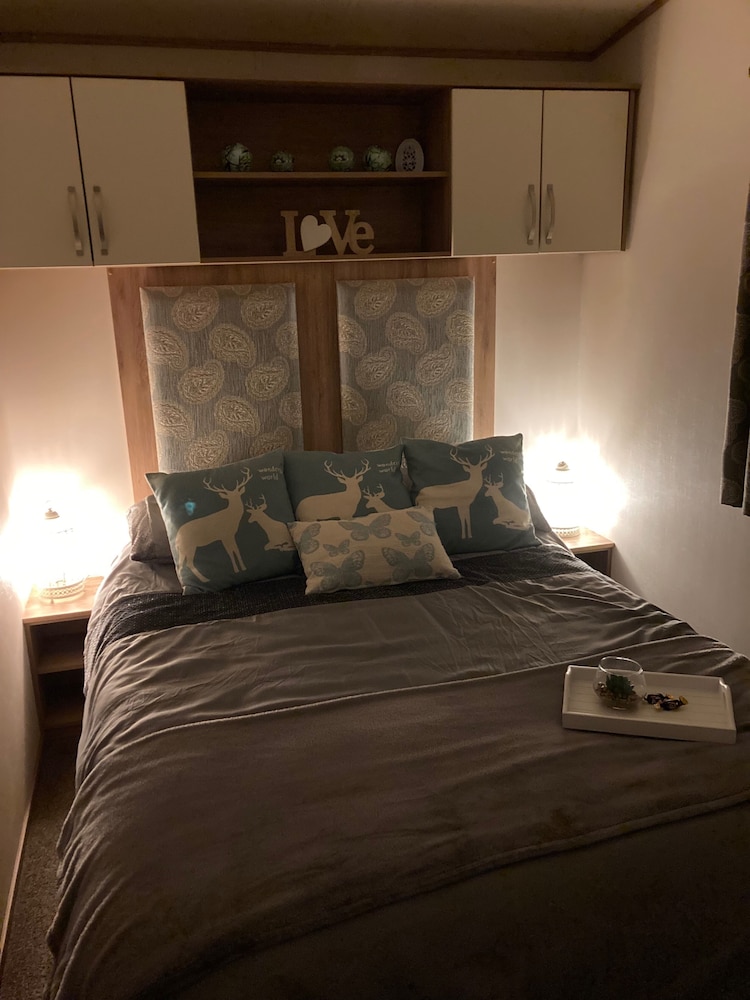Luxury Pet Friendly Hot Tub Breaks at Tattershall view 4