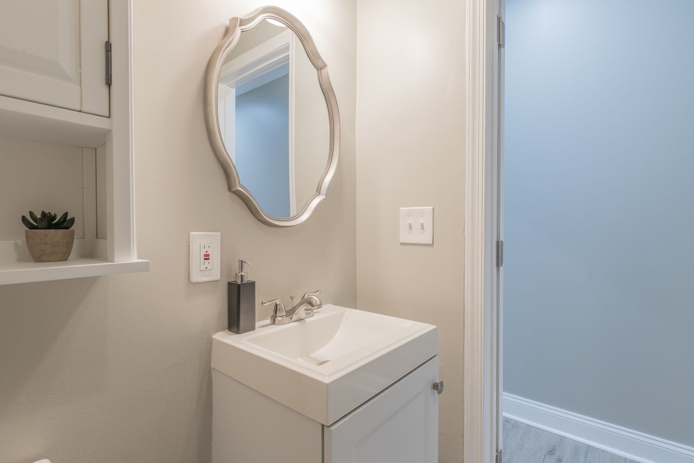 Baltimore's Home Away From Home 2 Bedroom Apts by Redawning - Property Image 11