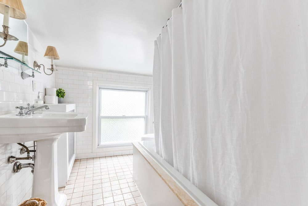 Adelphi II by Rove Travel 3BR Ft Greene w Deck