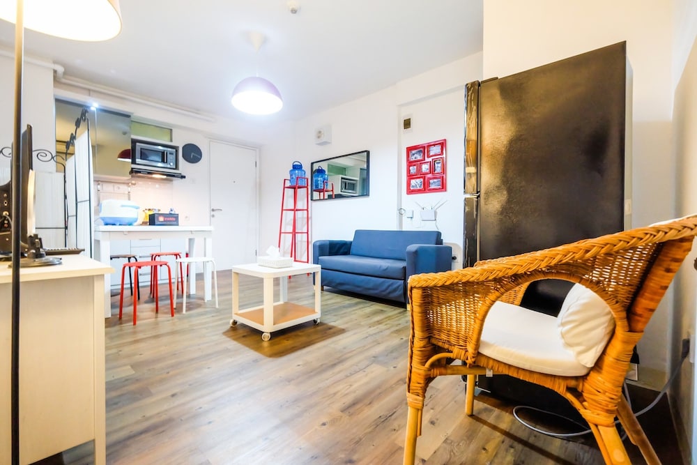 Modern And Comfy 3BR Bassura City Apartment, Jakarta - 13
