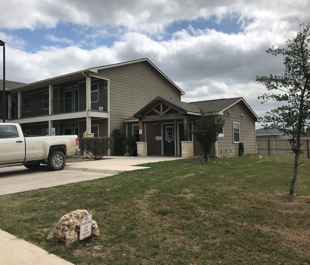 Eagle's Den Suites Kenedy a Travelodge by Wyndham