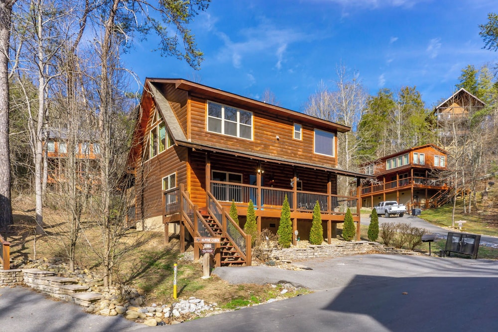 2 BR Pigeon Forge Home w/ Porch & Hot Tub