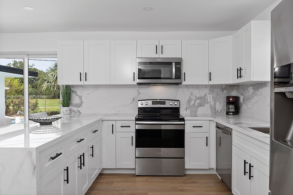Dreamy 4BR Getaway w Private Pool Luxe Patio in Miramar
