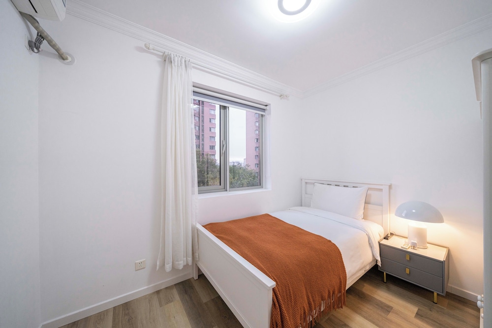 Tyms 4BR 2BA APT Riverside