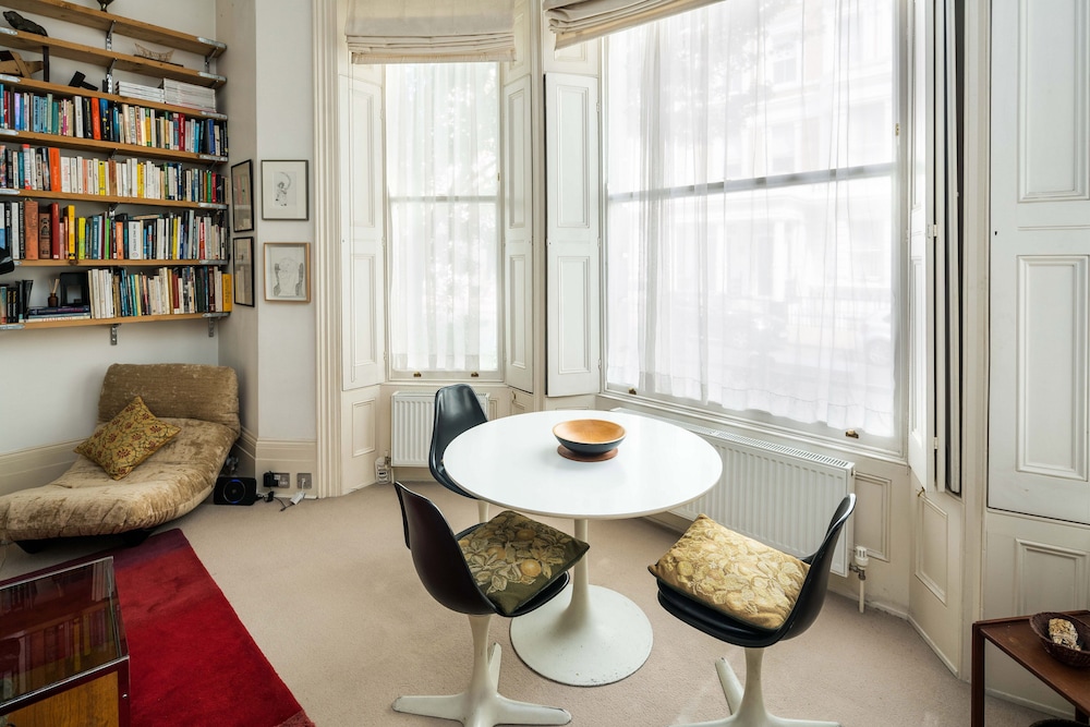 Sleek Simple & Peaceful 1Bd Flat Kensington