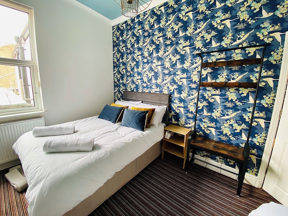 Blackpool - 4 Beds - Sleeps 10 - Pet Friendly
