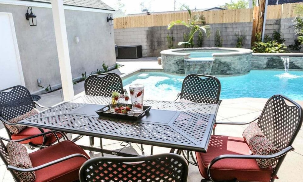 Designer decorated 6 bedroom pool house